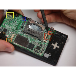 Отсоединение (сверху) кабелей материнской платы Nintendo DSi